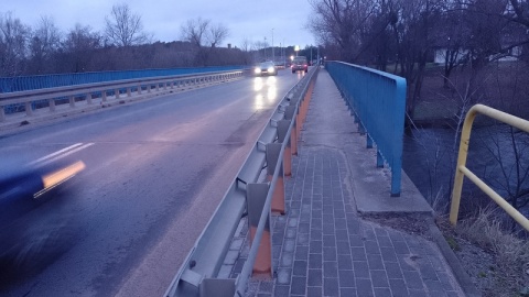 Z powodu stanu technicznego drogowcy zamknęli zabytkowy most nad Drwęcą w toruńskim Kaszczorku/fot. Michał Zaręba