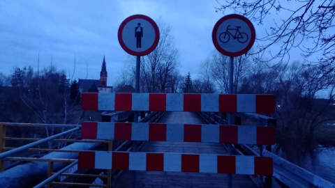 Z powodu stanu technicznego drogowcy zamknęli zabytkowy most nad Drwęcą w toruńskim Kaszczorku/fot. Michał Zaręba
