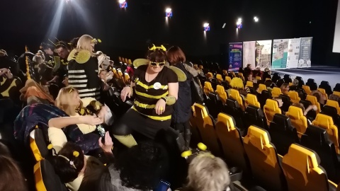 W Kinie Kobiet tym razem prezentowany był film „Miłość i miód", więc większość pań przyszła na seans przebrana za pszczoły/fot. Magdalena Gill