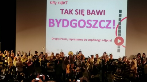 W Kinie Kobiet tym razem prezentowany był film „Miłość i miód", więc większość pań przyszła na seans przebrana za pszczoły/fot. Magdalena Gill