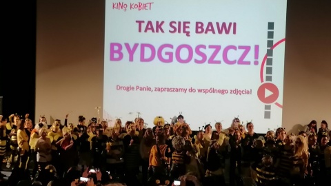 W Kinie Kobiet tym razem prezentowany był film „Miłość i miód", więc większość pań przyszła na seans przebrana za pszczoły/fot. Magdalena Gill