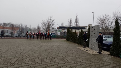 Uroczystość pod pomnikiem na terenie VI Liceum Ogólnokształcącym w Toruniu/fot. Michał Zaręba