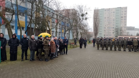 Uroczystość pod pomnikiem na terenie VI Liceum Ogólnokształcącym w Toruniu/fot. Michał Zaręba