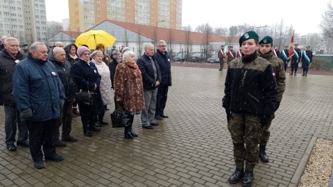 Uroczystość pod pomnikiem na terenie VI Liceum Ogólnokształcącym w Toruniu/fot. Michał Zaręba