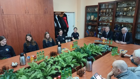 Prezes PZPN Cezary Kulesza osobiście pogratulował piłkarkom Tęczy Bydgoszcz mistrzostwa Polski do lat 17/fot: Maciej Wilkowski