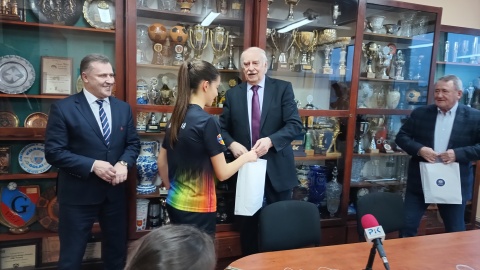 Prezes PZPN Cezary Kulesza osobiście pogratulował piłkarkom Tęczy Bydgoszcz mistrzostwa Polski do lat 17/fot: Maciej Wilkowski