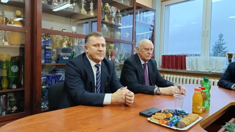 Prezes PZPN Cezary Kulesza osobiście pogratulował piłkarkom Tęczy Bydgoszcz mistrzostwa Polski do lat 17/fot: Maciej Wilkowski