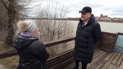 Prezydent Torunia Michał Zaleski apelował podczas wtorkowego briefingu prasowego, żeby mieszkańcy korzystający z terenów nad Wisłą, przebywający na terenach zalewowych, zachowali daleko idącą ostrożność/fot. Monika Kaczyńska