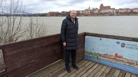 Prezydent Torunia Michał Zaleski apelował podczas wtorkowego briefingu prasowego, żeby mieszkańcy korzystający z terenów nad Wisłą, przebywający na terenach zalewowych, zachowali daleko idącą ostrożność/fot. Monika Kaczyńska