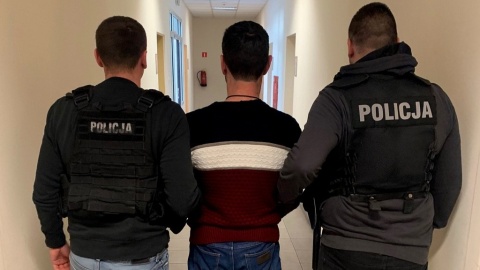 43-letni mężczyzna i 47-letnia kobieta uciekali od odbycia kary rocznego więzienia. Para została zatrzymana również za posiadanie 840 gramów narkotyków/fot: KMP w Bydgoszczy