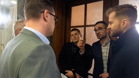 W rozmowie z dziennikarzami liderzy bydgoskiego protestu Mateusz Sass i Marcin Skalski potwierdzili, że będą uczestniczyć w spotkaniu z ministrem rolnictwa, nie spodziewają się jednak przełomu/fot. Tatiana Adonis