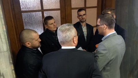 W rozmowie z dziennikarzami liderzy bydgoskiego protestu Mateusz Sass i Marcin Skalski potwierdzili, że będą uczestniczyć w spotkaniu z ministrem rolnictwa, nie spodziewają się jednak przełomu/fot. Tatiana Adonis