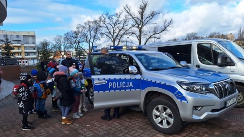 Dzieci uczęszczające na półkolonie organizowane przez Dom Kultury Orion w Bydgoszczy odwiedziły komisariat policji na Szwederowie/fot. materiały policji