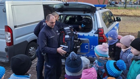 Dzieci uczęszczające na półkolonie organizowane przez Dom Kultury Orion w Bydgoszczy odwiedziły komisariat policji na Szwederowie/fot. materiały policji