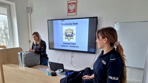 Dzieci uczęszczające na półkolonie organizowane przez Dom Kultury Orion w Bydgoszczy odwiedziły komisariat policji na Szwederowie/fot. materiały policji