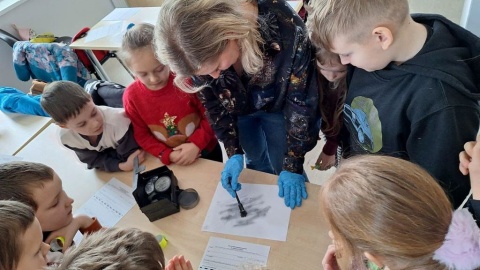 Dzieci uczęszczające na półkolonie organizowane przez Dom Kultury Orion w Bydgoszczy odwiedziły komisariat policji na Szwederowie/fot. materiały policji