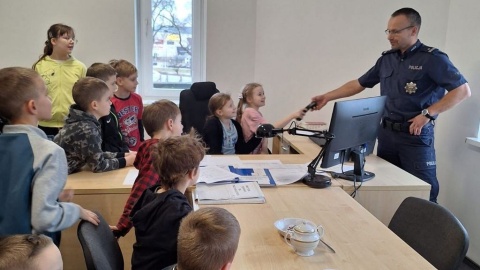 Dzieci uczęszczające na półkolonie organizowane przez Dom Kultury Orion w Bydgoszczy odwiedziły komisariat policji na Szwederowie/fot. materiały policji