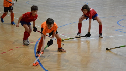 Młodzi sportowcy na boisku dają z siebie wszystko/fot.: Patryk Głowacki