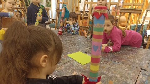 Dzieci, które wzięły udział w warsztatach w toruńskim MDK, własnoręcznie wykonywały instrumenty z kartonowych rur i ryżu/fot: Monika Kaczyńska