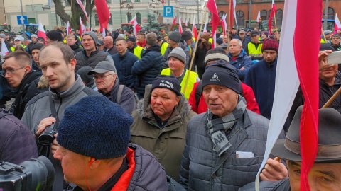 Rolnicy z regionu zjechali się pod Urząd Wojewódzki w Bydgoszczy/fot: jw