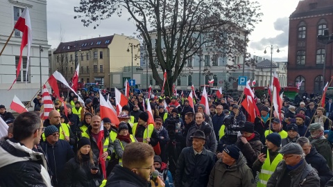 Rolnicy z regionu zjechali się pod Urząd Wojewódzki w Bydgoszczy/fot: Tatiana Adonis