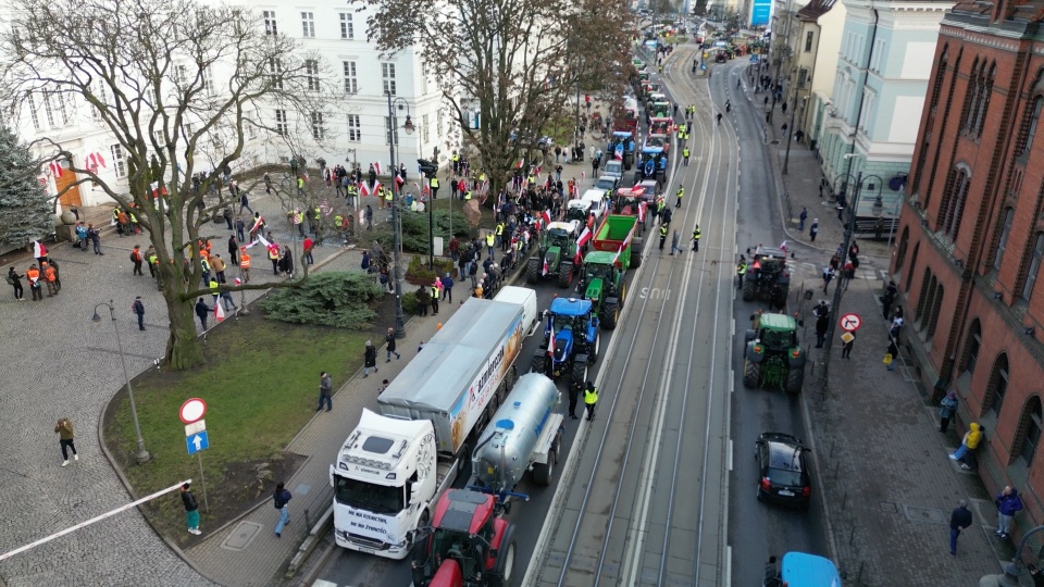 Kulminacją protestu rolników w naszym regionie była demonstracja pod Urzędem Wojewódzkim w Bydgoszczy (Fot. Dronfor/ jw)