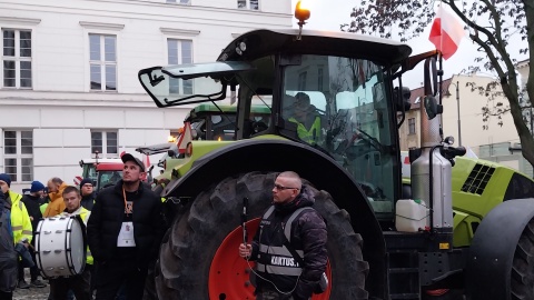 Na placu przed Urzędem Wojewódzkim rolnicy zostawili siedem zaparkowanych ciągników rolnych/fot: Elżbieta Rupniewska