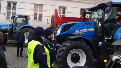 Na placu przed Urzędem Wojewódzkim rolnicy zostawili siedem zaparkowanych ciągników rolnych/fot: Elżbieta Rupniewska