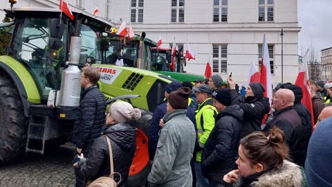 Na placu przed Urzędem Wojewódzkim rolnicy zostawili siedem zaparkowanych ciągników rolnych/fot: Elżbieta Rupniewska