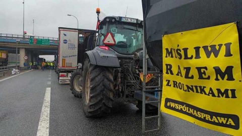 Kilkadziesiąt ciągników, maszyn i ciężarówek zablokowało wjazd na węzeł łączący S5 i S10 w Białych Błotach/fot. Monika Siwak