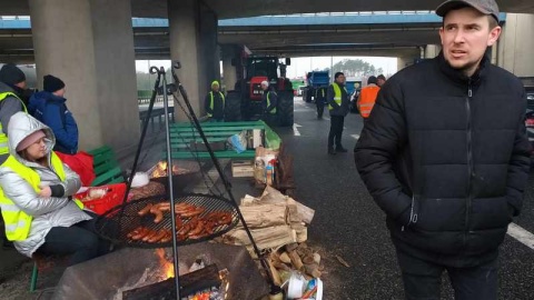 Kilkadziesiąt ciągników, maszyn i ciężarówek zablokowało wjazd na węzeł łączący S5 i S10 w Białych Błotach/fot. Monika Siwak