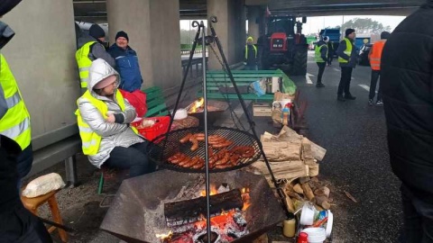 Kilkadziesiąt ciągników, maszyn i ciężarówek zablokowało wjazd na węzeł łączący S5 i S10 w Białych Błotach/fot. Monika Siwak