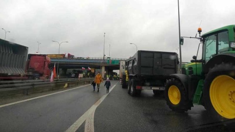 Kilkadziesiąt ciągników, maszyn i ciężarówek zablokowało wjazd na węzeł łączący S5 i S10 w Białych Błotach/fot. Monika Siwak