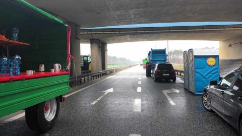 Kilkadziesiąt ciągników, maszyn i ciężarówek zablokowało wjazd na węzeł łączący S5 i S10 w Białych Błotach/fot. Monika Siwak