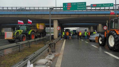 Kilkadziesiąt ciągników, maszyn i ciężarówek zablokowało wjazd na węzeł łączący S5 i S10 w Białych Błotach/fot. Monika Siwak