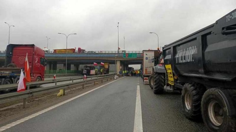 Kilkadziesiąt ciągników, maszyn i ciężarówek zablokowało wjazd na węzeł łączący S5 i S10 w Białych Błotach/fot. Monika Siwak