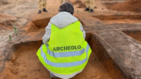 Archeolodzy prowadzący prace przy ul. Prostej w Toruniu, gdzie ma stanąć nowa siedziba straży pożarnej, znaleźli zabawkową figurkę konika z przełomu XII i XIII wieku/fot. Komenda Wojewódzka PSP Toruń/Facebook