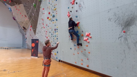 Pod okiem instruktorów niektórzy po raz pierwszy próbowali swoich sił we wspinaczce/fot. Monika Kaczyńska