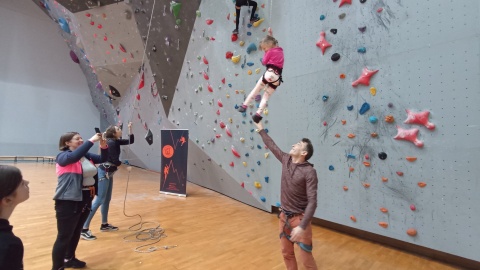 Pod okiem instruktorów niektórzy po raz pierwszy próbowali swoich sił we wspinaczce/fot. Monika Kaczyńska
