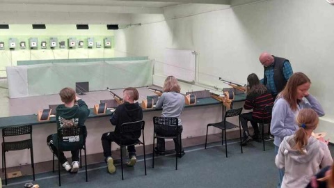 Bydgoski Klub Strzelecki Zawisza zaprosił dzieci w wieku 10-14 lat na darmowe zajęcia na strzelnicy/fot. Jolanta Fischer