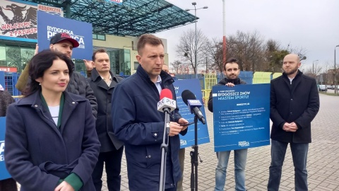 O kolejnym punkcie swojego programu Łukasz Schreiber mówił przed stadionem Polonii. Towarzyszyli mu kandydaci na radnych z jego komitetu wyborczego/fot. Tatiana Adonis
