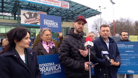O kolejnym punkcie swojego programu Łukasz Schreiber mówił przed stadionem Polonii. Towarzyszyli mu kandydaci na radnych z jego komitetu wyborczego/fot. Tatiana Adonis