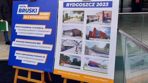 Prezydent Bydgoszczy, Rafał Bruski ogłosił przed budynkiem Astoria swoje plany, które chciałby zrealizować podczas ewentualnej przyszłej kadencji samorządowej/fot: Jolanta Fischer
