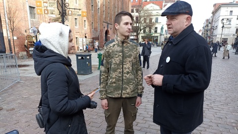 Torunianie spotkali się na Rynku Nowomiejskim, żeby wziąć udział w Maratonie Solidarności z narodem ukraińskim/fot: Monika Kaczyńska