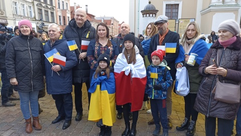 Torunianie spotkali się na Rynku Nowomiejskim, żeby wziąć udział w Maratonie Solidarności z narodem ukraińskim/fot: Monika Kaczyńska