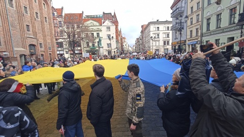 Torunianie spotkali się na Rynku Nowomiejskim, żeby wziąć udział w Maratonie Solidarności z narodem ukraińskim/fot: Monika Kaczyńska