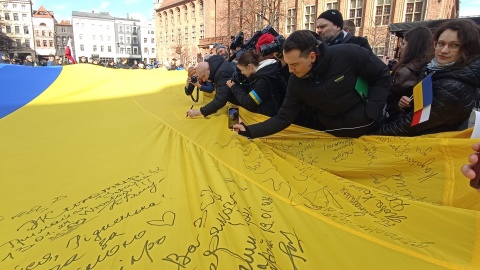 Torunianie spotkali się na Rynku Nowomiejskim, żeby wziąć udział w Maratonie Solidarności z narodem ukraińskim/fot: Monika Kaczyńska