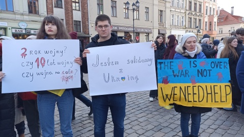 Torunianie spotkali się na Rynku Nowomiejskim, żeby wziąć udział w Maratonie Solidarności z narodem ukraińskim/fot: Monika Kaczyńska