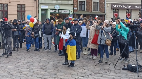 Torunianie spotkali się na Rynku Nowomiejskim, żeby wziąć udział w Maratonie Solidarności z narodem ukraińskim/fot: Monika Kaczyńska