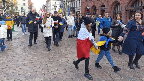 Torunianie spotkali się na Rynku Nowomiejskim, żeby wziąć udział w Maratonie Solidarności z narodem ukraińskim/fot: Monika Kaczyńska